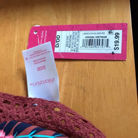 Xhilaration swim top D/DD - Picture 2 of 2